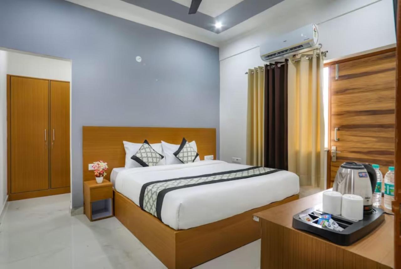 The Castle Blue Hotel Greater Noida Exterior photo
